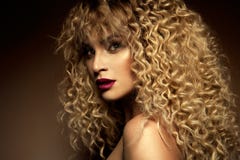 Piękna twarz moda model z niebieskimi oczami kręcone włosy czerwone usta zdjęcia stock Piękna twarz moda model z niebieskimi oczami kręcone włosy czerwone usta zdjęcia stock