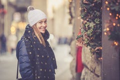 Piękna uśmiechnięta kobieta podczas Bożenarodzeniowego zima okresu w ulicie obrazy royalty free Piękna uśmiechnięta kobieta podczas Bożenarodzeniowego zima okresu w ulicie obrazy royalty free