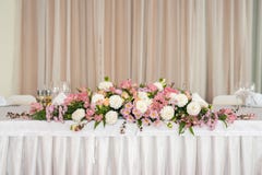 Piękna ślubna kwiecista dekoracja na stole w restauraci Biali tablecloths, jaskrawy pokój obraz stock Piękna ślubna kwiecista dekoracja na stole w restauraci Biali tablecloths, jaskrawy pokój obraz stock