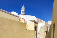 Piękne wąskie kolorowe ulicy Emporio, Santorini, Grecja z kościelnym górują dokąd ty patrzejesz obraz stock Piękne wąskie kolorowe ulicy Emporio, Santorini, Grecja z kościelnym górują dokąd ty patrzejesz obraz stock