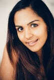 Pięknego Indiańskiego kobieta portreta szczęśliwy ono uśmiecha się obrazy royalty free Pięknego Indiańskiego kobieta portreta szczęśliwy ono uśmiecha się obrazy royalty free