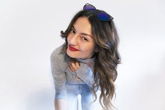 Pięknego młoda kobieta portreta uśmiechnięty styl życia fotografia stock Pięknego młoda kobieta portreta uśmiechnięty styl życia fotografia stock