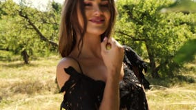 Pięknego młodego seksownego kobiety makeup natury tła długie włosy jaskrawego krajobrazu kolca sucha trawa i drzewa uprawiamy ogr zbiory Pięknego młodego seksownego kobiety makeup natury tła długie włosy jaskrawego krajobrazu kolca sucha trawa i drzewa uprawiamy ogr zbiory