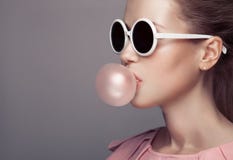 Pięknej blondynki kobiety bąbla podmuchowy dziąsło portret mody obraz stock Pięknej blondynki kobiety bąbla podmuchowy dziąsło portret mody obraz stock