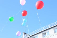 Piękni kolorowi balony przeciw błękita jasnego niebu Pojęcie ce zdjęcie royalty free Piękni kolorowi balony przeciw błękita jasnego niebu Pojęcie ce zdjęcie royalty free