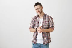 Piękni ludzie i emoci pojęcie Portret piękny młody człowiek z szczecina w nowożytnej szacie i eyewear fotografia royalty free Piękni ludzie i emoci pojęcie Portret piękny młody człowiek z szczecina w nowożytnej szacie i eyewear fotografia royalty free