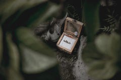 Piękni pierścionki zaręczynowi i buty fotografia stock Piękni pierścionki zaręczynowi i buty fotografia stock