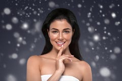 Piękno kobiety zimy twarzy Śnieżny portret Piękna zdroju modela dziewczyna fotografia stock Piękno kobiety zimy twarzy Śnieżny portret Piękna zdroju modela dziewczyna fotografia stock