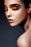 Piękno mody modela dziewczyna z ciemnym jaskrawym pomarańczowym makijażem zdjęcie royalty free Piękno mody modela dziewczyna z ciemnym jaskrawym pomarańczowym makijażem zdjęcie royalty free