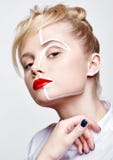 Piękno mody portret młoda kobieta Kobieta z niezwykłym kreatywnie makeup twarzy paintin zdjęcia stock Piękno mody portret młoda kobieta Kobieta z niezwykłym kreatywnie makeup twarzy paintin zdjęcia stock