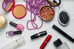 Piękno mody skład z makeup kolii oleju śmietanką fotografia royalty free Piękno mody skład z makeup kolii oleju śmietanką fotografia royalty free