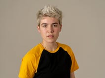 Piękno portret przystojnego młodego transgender nastolatka mężczyzny wzorcowy pozować szczęśliwy fotografia stock Piękno portret przystojnego młodego transgender nastolatka mężczyzny wzorcowy pozować szczęśliwy fotografia stock