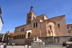 Piękny kościół San Millan Z łukami W Arcads Pod Swój rośliną W Segovia Architektury historii podróż obraz stock Piękny kościół San Millan Z łukami W Arcads Pod Swój rośliną W Segovia Architektury historii podróż obraz stock