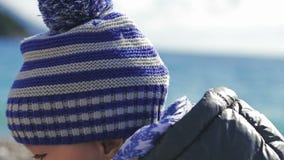 Piękny małe dziecko w zima kapeluszu, bawić się na plaży z zabawkami zbiory Piękny małe dziecko w zima kapeluszu, bawić się na plaży z zabawkami zbiory