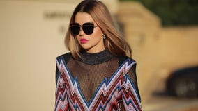 Piękny modnej kobiety modela odprowadzenie w mieście zbiory wideo Piękny modnej kobiety modela odprowadzenie w mieście zbiory wideo