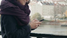 Piękny młoda kobieta turysta W Praga Używać Jej Smartphone, Podróżny pojęcie zbiory Piękny młoda kobieta turysta W Praga Używać Jej Smartphone, Podróżny pojęcie zbiory