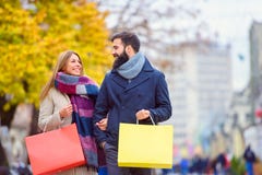 Piękny młody kochający pary przewożenie zdojest i cieszący się wpólnie robić zakupy zdjęcia stock Piękny młody kochający pary przewożenie zdojest i cieszący się wpólnie robić zakupy zdjęcia stock