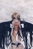 Piękny młody modny boho stylu kobiety obsiadanie na beac obrazy royalty free Piękny młody modny boho stylu kobiety obsiadanie na beac obrazy royalty free