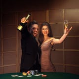 Piękny pary odświętności zwycięstwo w partii pokeru zdjęcie stock Piękny pary odświętności zwycięstwo w partii pokeru zdjęcie stock