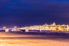 Piękny pałac most na Neva rzece w Świątobliwym Petersburg w Rosja między pałac kwadratem i Vasilievsky wyspą w zima czasie obrazy stock Piękny pałac most na Neva rzece w Świątobliwym Petersburg w Rosja między pałac kwadratem i Vasilievsky wyspą w zima czasie obrazy stock