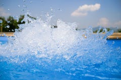 Piękny pływackiego basenu błękitne wody tło, zdrój i jacuzzi wody szczegół z bąblami, obraz royalty free Piękny pływackiego basenu błękitne wody tło, zdrój i jacuzzi wody szczegół z bąblami, obraz royalty free