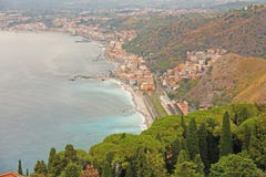 Piękny Sceniczny widok morze, ` s Stary miasteczko i Etna wulkan, Zielonego lasu, Taormina, Wyspa Sicily, Włochy obrazy stock Piękny Sceniczny widok morze, ` s Stary miasteczko i Etna wulkan, Zielonego lasu, Taormina, Wyspa Sicily, Włochy obrazy stock