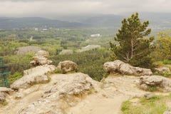 Piękny widok halnego kurortu park z skalistymi szczytami Kislovodsk obrazy stock Piękny widok halnego kurortu park z skalistymi szczytami Kislovodsk obrazy stock