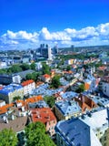 Piękny widok miasto od above i niebieskie niebo z chmurami fotografia royalty free Piękny widok miasto od above i niebieskie niebo z chmurami fotografia royalty free