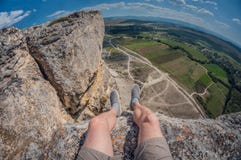 Piękny widok mężczyzna od falezy skała, imponująco krajobraz, osoba widok, fisheye wykoślawienie zdjęcie stock Piękny widok mężczyzna od falezy skała, imponująco krajobraz, osoba widok, fisheye wykoślawienie zdjęcie stock