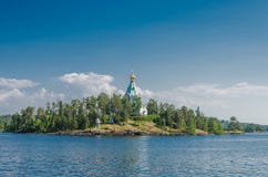 Pi?kny widok od wody wyspa z Ortodoksalnym ko?ci?? St Nicholas Skete Valaam monaster Ko?ci?? St fotografia royalty free Pi?kny widok od wody wyspa z Ortodoksalnym ko?ci?? St Nicholas Skete Valaam monaster Ko?ci?? St fotografia royalty free
