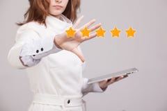 Pięć gwiazdowa ocena lub ranking porównywać z normą pojęcie, Kobieta ocenia usługa, hotel, restauracja obrazy royalty free Pięć gwiazdowa ocena lub ranking porównywać z normą pojęcie, Kobieta ocenia usługa, hotel, restauracja obrazy royalty free