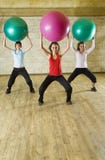 piłka sprawuje fizycznych fitness młode kobiety zdjęcie stock piłka sprawuje fizycznych fitness młode kobiety zdjęcie stock