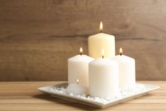Plaat met het branden van kaarsen op houten lijst stock foto's Plaat met het branden van kaarsen op houten lijst stock foto's