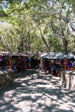 Plaatselijke bewoners die Mexicaanse herinneringen en ander gerei verkopen bij o stock fotografie Plaatselijke bewoners die Mexicaanse herinneringen en ander gerei verkopen bij o stock fotografie