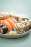 Placa da mistura do sushi dos salmões e do atum com Nigiri, Maki e interior - para fora rolos de Califórnia fotos de stock royalty free Placa da mistura do sushi dos salmões e do atum com Nigiri, Maki e interior - para fora rolos de Califórnia fotos de stock royalty free