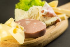 placa de madera con quesos y cortes fr?os como el gruyere, la mortadela, el Roquefort y el prosciutto imágenes de archivo libres de regalías placa de madera con quesos y cortes fr?os como el gruyere, la mortadela, el Roquefort y el prosciutto imágenes de archivo libres de regalías