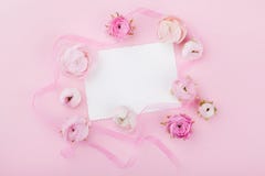 A placa e a mola do Livro Branco florescem na mesa cor-de-rosa de cima para do modelo do casamento ou no cartão no dia da mulher imagens de stock royalty free A placa e a mola do Livro Branco florescem na mesa cor-de-rosa de cima para do modelo do casamento ou no cartão no dia da mulher imagens de stock royalty free