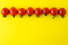 A placa fez com os tomates de cereja frescos no baclground amarelo Cores brilhantes do projeto do alimento imagens de stock A placa fez com os tomates de cereja frescos no baclground amarelo Cores brilhantes do projeto do alimento imagens de stock