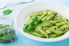 A placa italiana tradicional da massa com molho do pesto decorou as folhas e o queijo da manjericão fotografia de stock A placa italiana tradicional da massa com molho do pesto decorou as folhas e o queijo da manjericão fotografia de stock