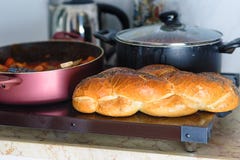 Placa quente para o Sabat ou o Sabat com cholent ou o Hamin no hebraico, em peixes picantes e no pão Chalá-especial na culinária fotografia de stock Placa quente para o Sabat ou o Sabat com cholent ou o Hamin no hebraico, em peixes picantes e no pão Chalá-especial na culinária fotografia de stock
