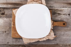 Placa vacía ligera con los accesorios de la cocina en un fondo de madera en estilo del vintage Visi?n desde arriba imagen de archivo Placa vacía ligera con los accesorios de la cocina en un fondo de madera en estilo del vintage Visi?n desde arriba imagen de archivo