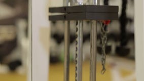 Placas del primer apiladas de la máquina del peso con kilogramo y la libra en el gimnasio de la aptitud almacen de metraje de vídeo Placas del primer apiladas de la máquina del peso con kilogramo y la libra en el gimnasio de la aptitud almacen de metraje de vídeo