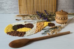 Placer des grains et des céréales sous la forme de klaxon d'abondance Shakie en bois de solt avec un couvercle et cuillère en boi image stock Placer des grains et des céréales sous la forme de klaxon d'abondance Shakie en bois de solt avec un couvercle et cuillère en boi image stock