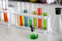 Placez du développement chimique et de la pharmacie de tube dans le concept de technologie de laboratoire, de biochimie et de rec photo stock Placez du développement chimique et de la pharmacie de tube dans le concept de technologie de laboratoire, de biochimie et de rec photo stock