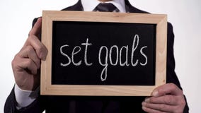 Placez la motivation de buts écrite sur le tableau noir dans des mains d'homme d'affaires, astuces de succès photo libre de droits Placez la motivation de buts écrite sur le tableau noir dans des mains d'homme d'affaires, astuces de succès photo libre de droits