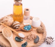 Placez pour la STATION THERMALE Panneau en bois avec une cuillère, sel de bain, sécrétions cutanées, De photographie stock Placez pour la STATION THERMALE Panneau en bois avec une cuillère, sel de bain, sécrétions cutanées, De photographie stock