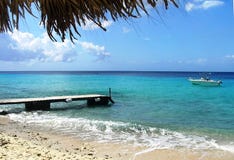 Plage abandonnée avec un ressac de mer sur l'île du Curaçao image libre de droits Plage abandonnée avec un ressac de mer sur l'île du Curaçao image libre de droits