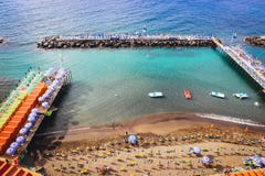 Plage artificielle de sable d'été de Sorrente avec des pierres des brise-lames sur la mer bleue calme l'Italie photographie stock Plage artificielle de sable d'été de Sorrente avec des pierres des brise-lames sur la mer bleue calme l'Italie photographie stock