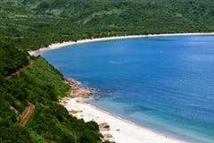Plage bleue isolée d'océan près de la route images libres de droits Plage bleue isolée d'océan près de la route images libres de droits