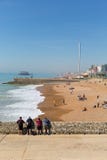 Plage de Brighton le Sussex est avec le beaux temps et personnes photographie stock libre de droits Plage de Brighton le Sussex est avec le beaux temps et personnes photographie stock libre de droits